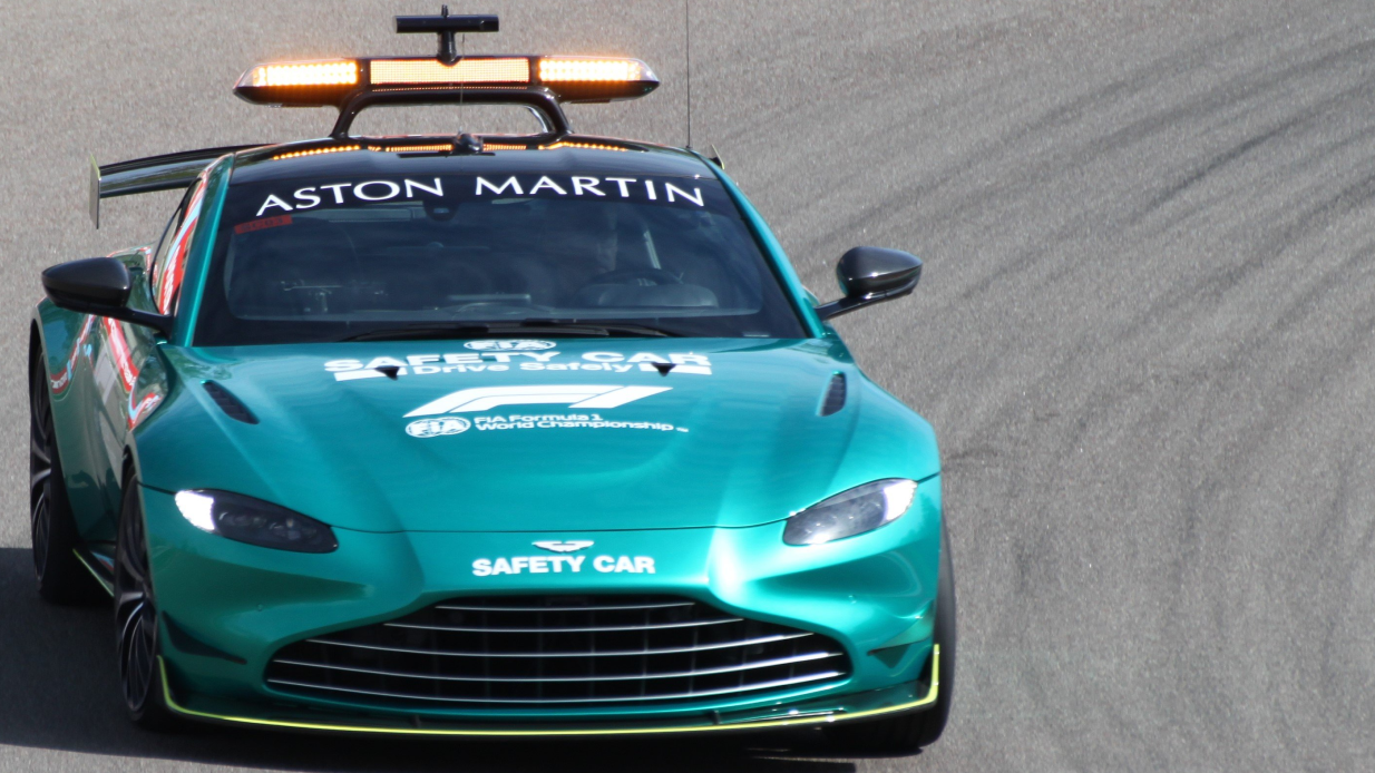 Un-safety car? Säkerhetsbilen som kraschade mitt i F1-uppvärmningen!