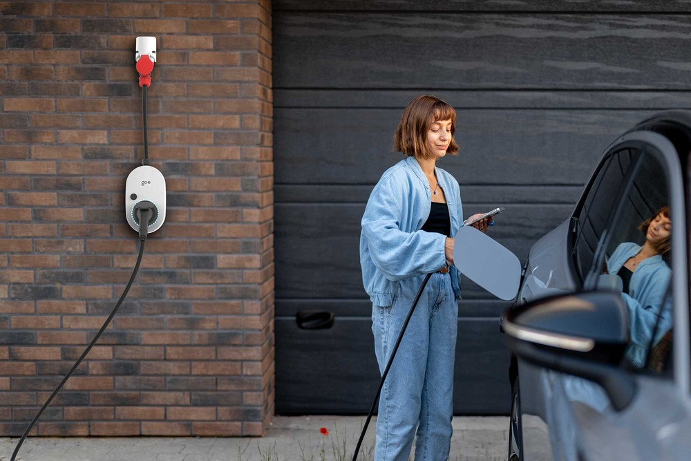 Charger gemini flex 2.0 22 Kw kan bruges udendørs og indendørs; monteret på garagevæggen kan den nemt kontrolleres med appen.